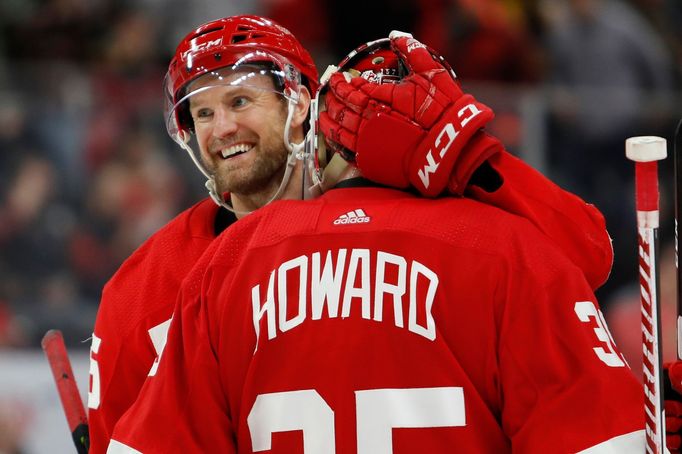 Niklas Kronwall s brankářem Detroitu Howardem.