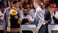Štěstí se v prvním kole draftu NHL usmálo také na českého obránce Jakuba Zbořila (vlevo), který se podobně jako útočník Jake Debrusk stal hráčem Bostonu Bruins.