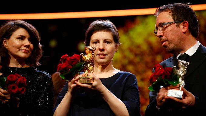 Adina Pintilieová (uprostřed) se soškou za vítězný film Nedotýkej se mě.
