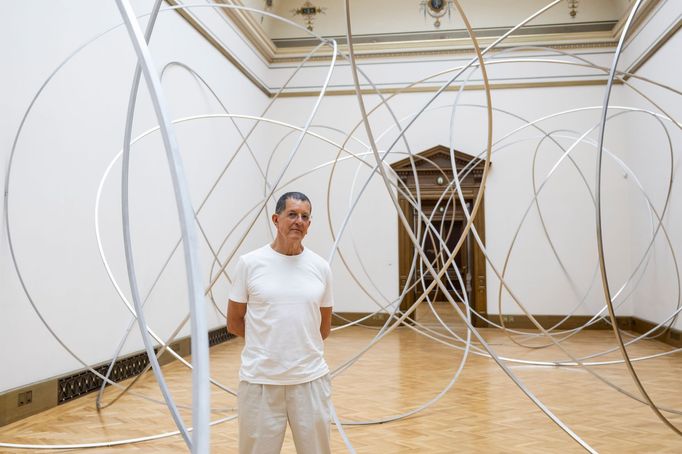 Sir Antony Gormley na výstavě svých děl v Galerii Rudolfinum. Okolo něj je instalace nazvaná Orbit Field z roku 2024.