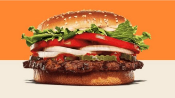 Na reklamním obrázku přísady "přetékají přes housku", zákazníci se cítí skutečnou velikostí burgeru podvedeni.