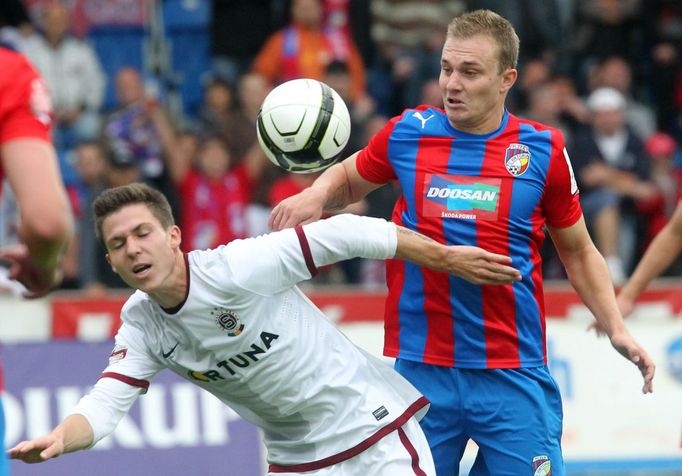 Fotbalista Plzně Jakub Hora (vporavo) v souboji s Davidem Pavelkou v utkání se Spartou Praha v sedmém kole Gambrinus ligy 2012/13.