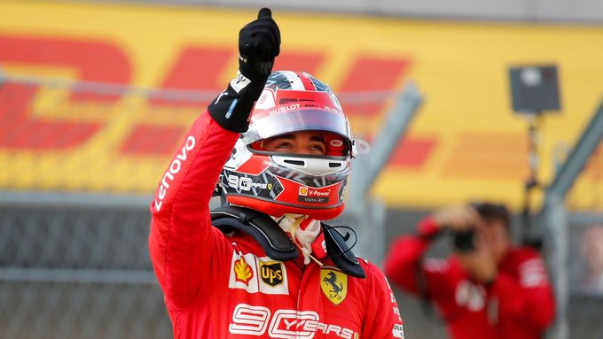 Charles Leclerc z týmu Ferrari slaví vítězství v kvalifikaci na Velkou cenu Ruska.