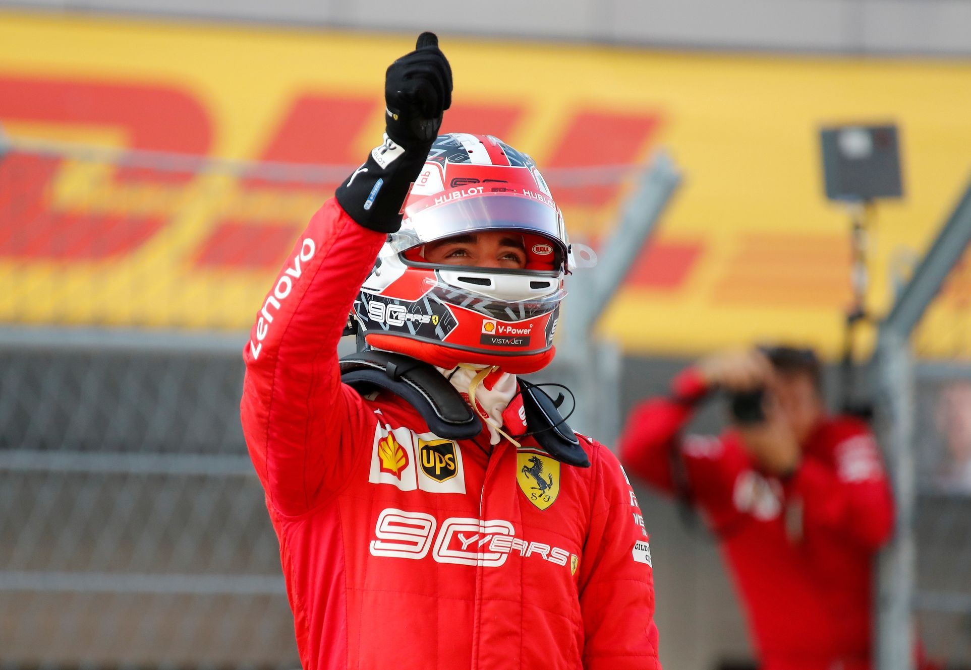 Charles Leclerc z týmu Ferrari slaví vítězství v kvalifikaci na Velkou cenu Ruska 2019
