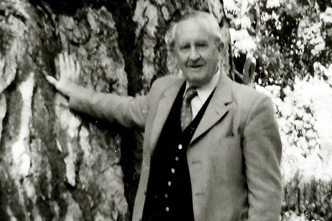 J. R. R. Tolkien na zřejmě poslední fotografii ze srpna 1973. Zemřel měsíc nato.