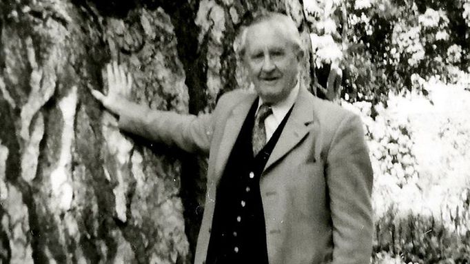 J. R. R. Tolkien na zřejmě poslední fotografii ze srpna 1973. Zemřel měsíc nato.