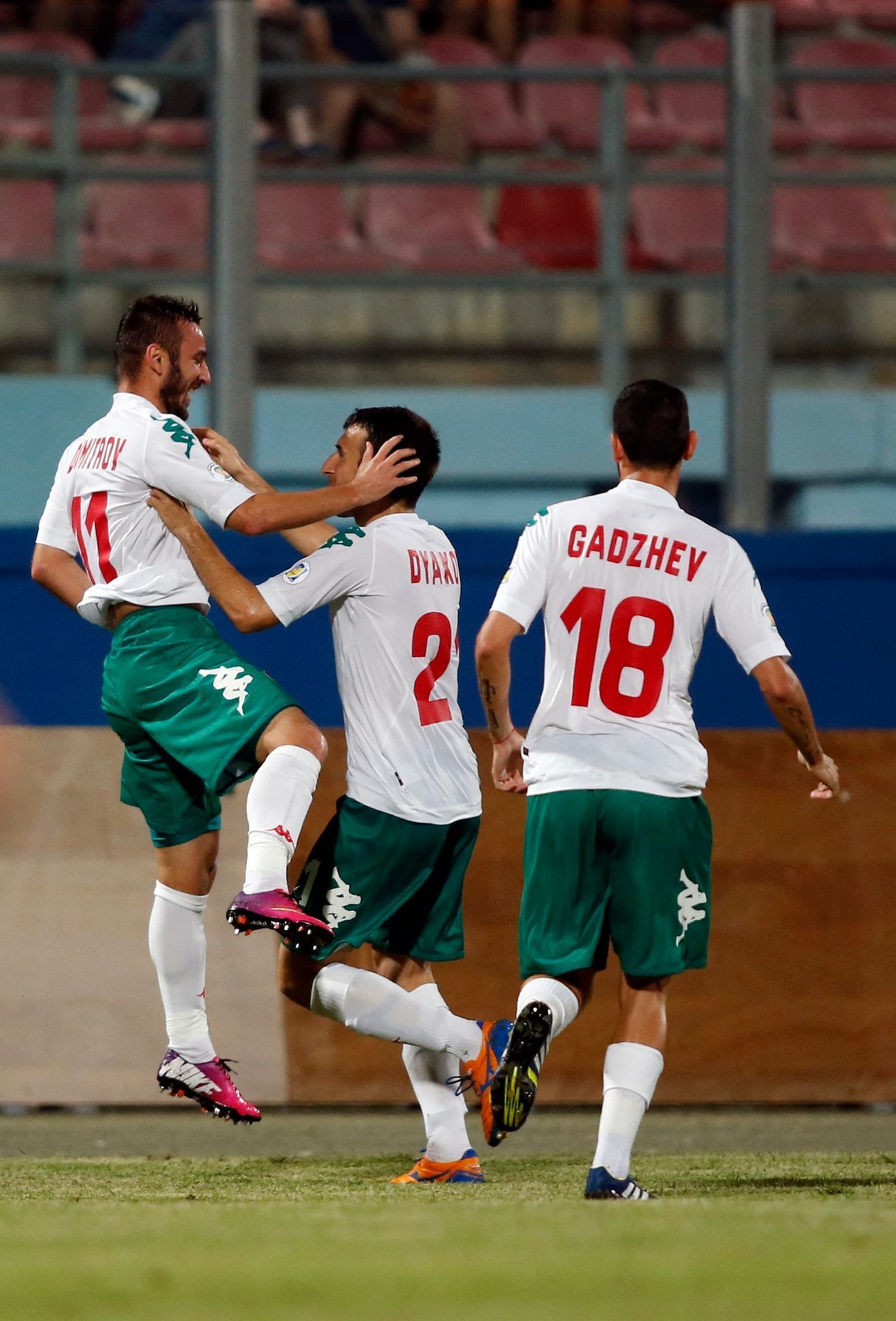 Fotbal, kvalifikace MS: Malta - Bulharsko: Radoslav Dimitrov (vlevo) slaví gól