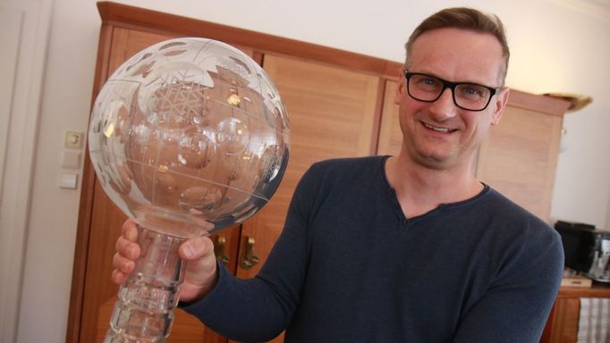 Poslanec ODS Jakub Janda s jednou ze svých trofejí, kdy vítězil jako skokan na můstcích