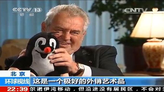 Prezident Zeman poskytl během návštěvy Číny v říjnu 2014 rozhovor režimní televizi CCTV. Vzal si s sebou i Krtečka.