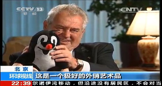 Prezident Zeman poskytl během návštěvy Číny v říjnu 2014 rozhovor režimní televizi CCTV. Vzal si s sebou i Krtečka.