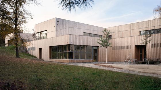 Nádhera. Snovou školku s výhledem na zámek pomáhaly vybudovat i samotné děti