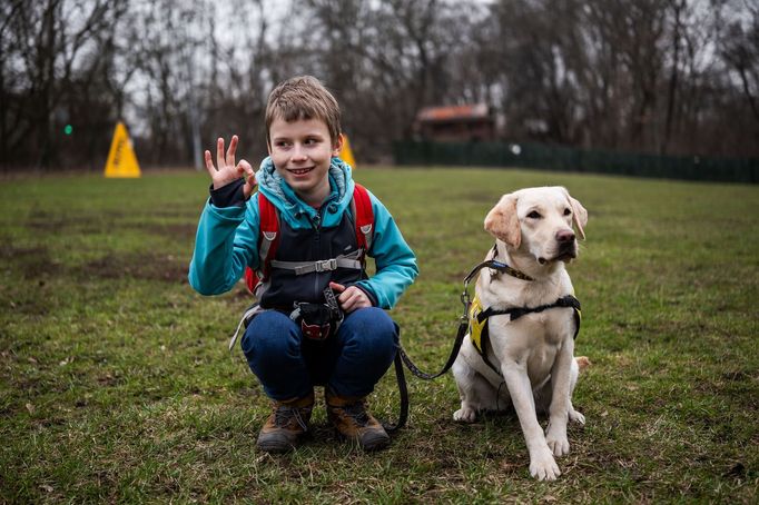 Jedenáctiletý František s novým kamarádem a asistentem