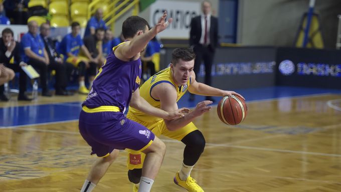 Opavský basketbalista Lukáš Bukovjan bojuje v zápase Ligy mistrů proti Hapoelu Cholon.