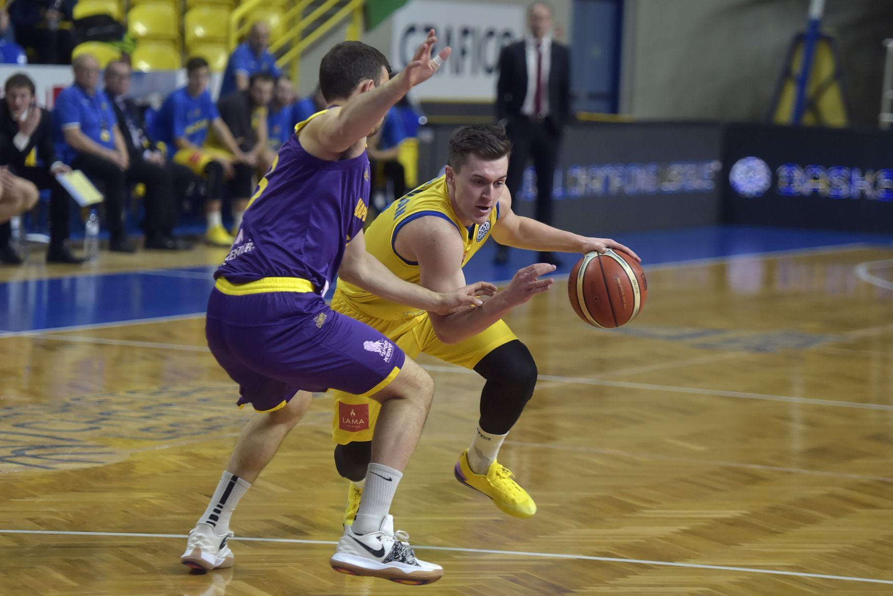 Basketbalová Liga mistrů 2018/19, Opava - Hapoel Cholon: Roi Huber a Lukáš Bukovjan (vpravo)
