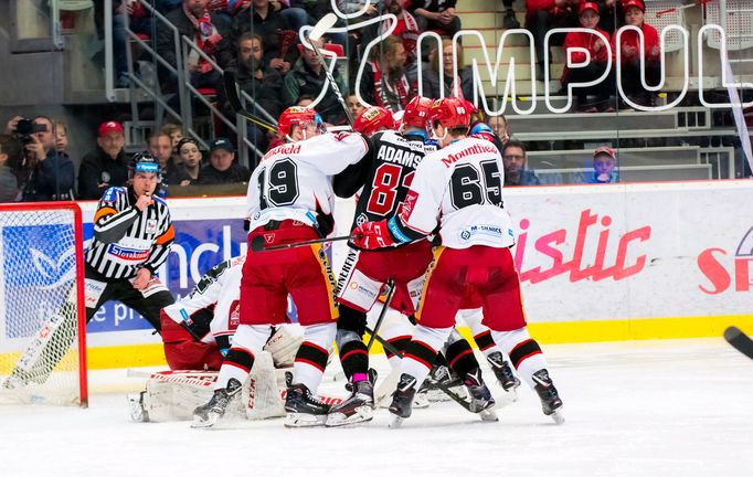 Třinec - Hradec, 4. semifinále play-off hokejové extraligy 2018: Martin Pláněk (vlevo) a Rudolf Červený se snaží odtlačit Martina Adamského.