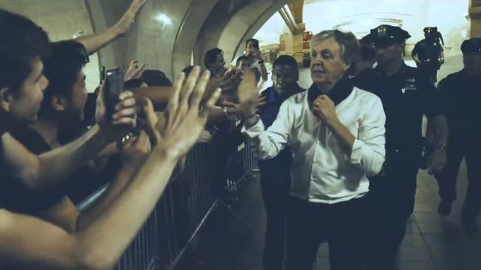 Vydání alba Egypt Station zpěvák oslavil koncertem na newyorské Grand Central Station.