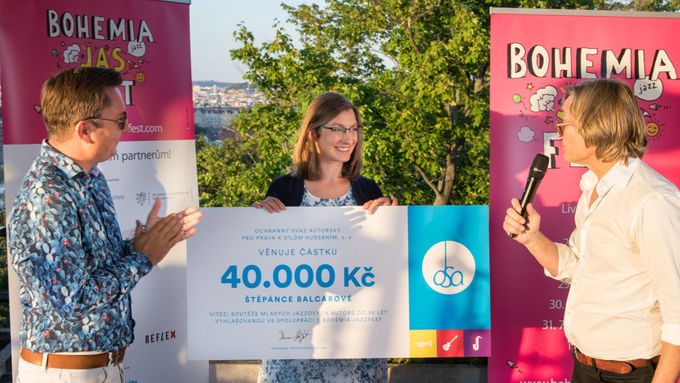 Štěpánka Balcarová (uprostřed) přebírá cenu od předsedy představenstva OSA Romana Strejčka (vlevo) a zakladatele festivalu Rudyho Linky.