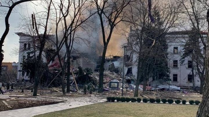 První dva dny dospělí nejedli, popsala žena pobyt v krytu pod divadlem v Mariupolu; Zdroj foto: Reuters