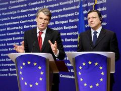 Ukrajinský prezident Viktor Juščenko a předseda Evropské komise José Manuel Barroso na tiskové konferenci po společné schůzce v Bruselu