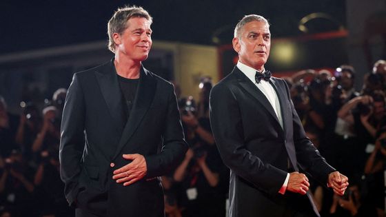 George Clooney a Brad Pitt společně naposledy účinkovali ve filmu Po přečtení spalte od bratří Coenů. V neděli se prošli po červeném koberci na benátském festivalu.