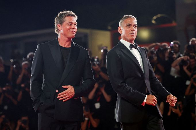 Brad Pitt a George Clooney na benátské premiéře filmu Wolfs.