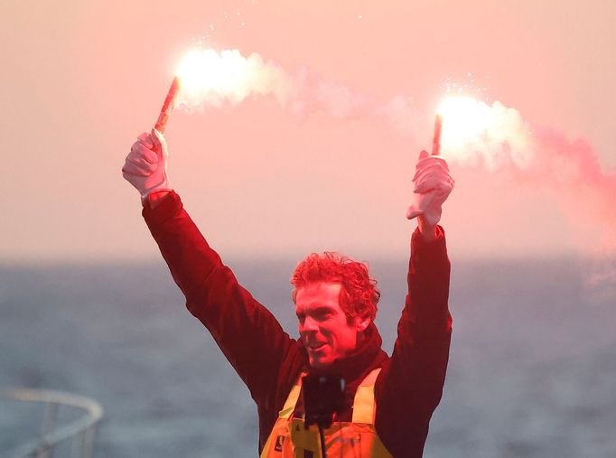 Francouz Charlie Dalin slaví vítězství v jachtařském závode kolem světa Vendée Globe