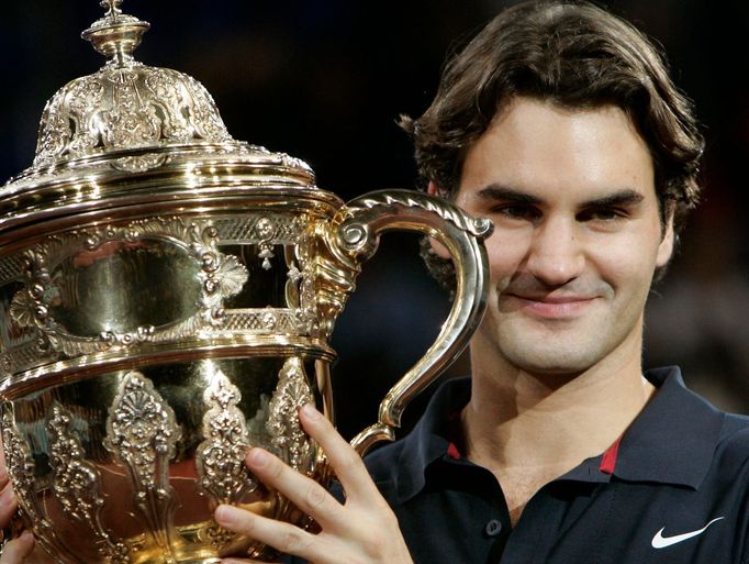 Roger Federer s trofejí pro vítěze turnaje v Basileji.