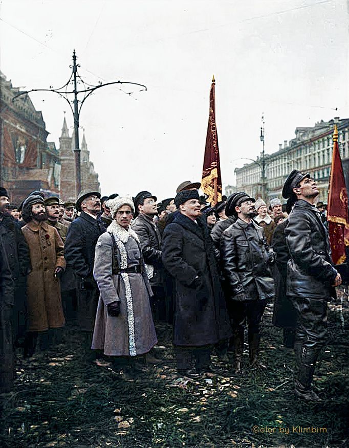 Lenin při odhalení dočasného pomníku Marxe a Engelse na náměstí Revoluce v Moskvě. Rok 1918. Kolorovaná fotografie