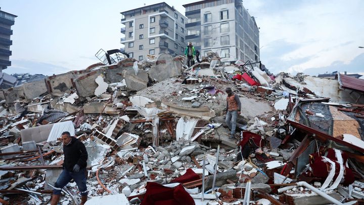 Zem se naráz posunula o několik metrů, popisuje zemětřesení v Turecku seizmolog; Zdroj foto: Reuters