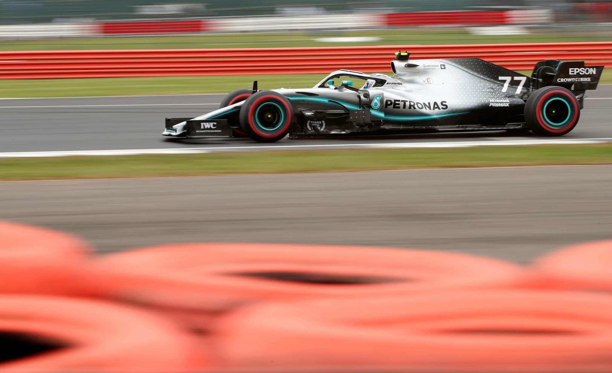Valtteri Bottas v Mercedesu během GP Británie formule 1.