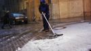 A worker clears snow outside the New York Stock Exchange in New York's financial district, November 7, 2012. A wintry storm dropped snow on the Northeast and threatened to bring dangerous winds and flooding to a region still climbing out from the devastation of Superstorm Sandy. REUTERS/Brendan McDermid (UNITED STATES - Tags: DISASTER ENVIRONMENT BUSINESS) Published: Lis. 8, 2012, 12:05 dop.