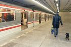 Ve stanici Vltavská skočil muž pod metro a zemřel. Linka C od poledne znovu jezdí