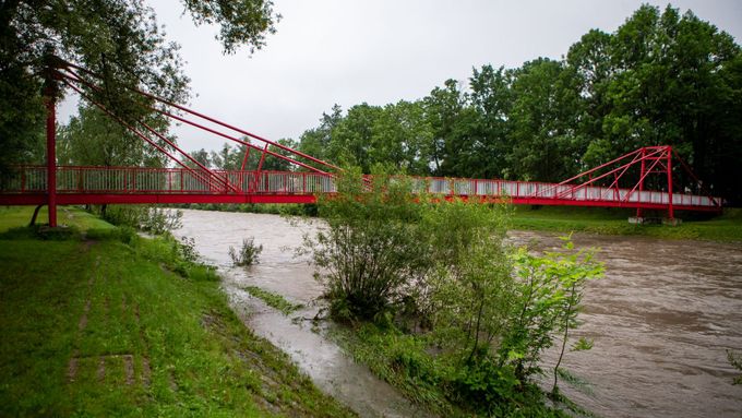 Při sjíždění řeky Morávky směrem k Ostravici se 21. června 2020 ve Frýdku-Místku převrhl raft se třemi vodáky. Dítě školního věku zemřelo. Na snímku místo neštěstí.