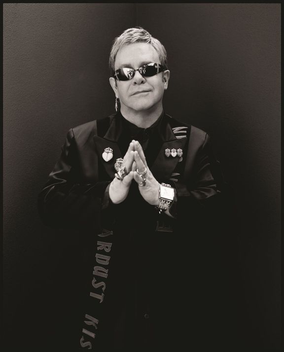 Elton John je na snímku z roku 2006.