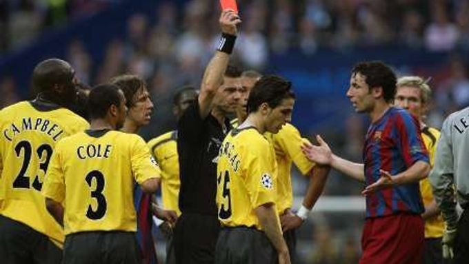 Norský rozhodčí Terje Hauge ukazuje červenou kartu gólmanovi Jensi Lehmannovi z Arsenalu.