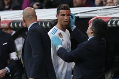 Video: Ronaldo dostal kopačkou do hlavy. Krvácející šrám kontroloval na displeji vypůjčeného mobilu