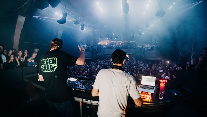 Andy Cato a Tom Findlay si v noci na neděli 12. října podmanili pražský klub Roxy. I proto, že vedle samplů ze svých starších hitů předvedli hlavně současnou tvář taneční muziky.