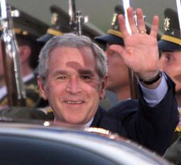 George Bush mává na letišti v Ruzyni.