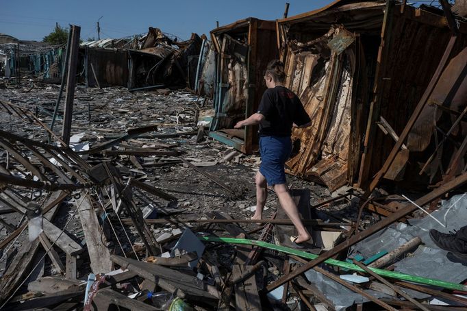 Rusové bombardovali tržiště ve městě Vovčansk v Charkovské oblasti.