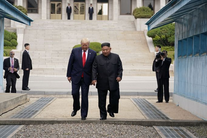 Trump a Kim se setkali v demilitarizovaném pásmu