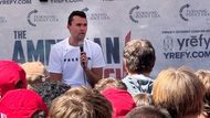 Videozáznamy z místa ukazují Kirka, jak krátce po dotazu z publika o střelcích v USA padá ze židle. Zazněl výstřel a hosté začali prchat.
