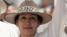 Mnoho protestujících v sobotu v Mexiku neslo transparenty s nápisy My všichni jsme Carlos Manzo nebo mělo na hlavě kovbojské klobouky na uctění jeho památky.