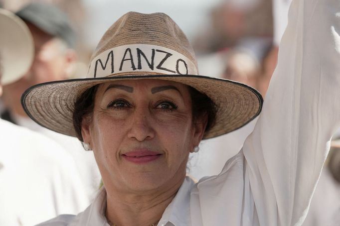 Mnoho protestujících v sobotu v Mexiku neslo transparenty s nápisy My všichni jsme Carlos Manzo nebo mělo na hlavě kovbojské klobouky na uctění jeho památky.