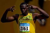 Ve dvaadvaceti letech byl ještě Bolt stoprocentním jamajským pohodářem, tak trochu flegmatikem, který se chtěl hlavně bavit a který chtěl bavit diváky na stadionu. Lidé se ale ptali, kam až by mohl čas na stovce stlačit, pokud by trefil start, který býval vždy Boltovou slabší stránkou, a odběhl celou trať naplno.