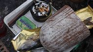 Dále se podává chléb s uzenou makrelou. Kuřiva je dost, Pepík byl v noci na Hlavním nádraží sbírat vajgly. Cigaretové papírky jsou jedním z mála zboží, které si kupují.