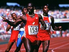 Ben Johnson po vítězné stovce na OH v Soulu 1988. Zlatou medaili musel kvůli dopingu odevzdat.