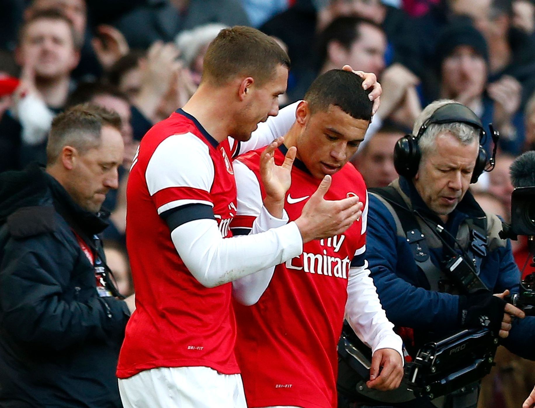 Oxlade-Chamberlain a Podolski slaví gól Arsenalu