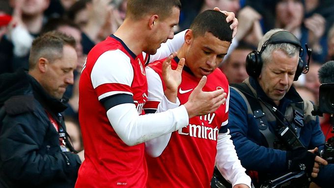 Oxlade-Chamberlain a Podolski slaví gól Arsenalu