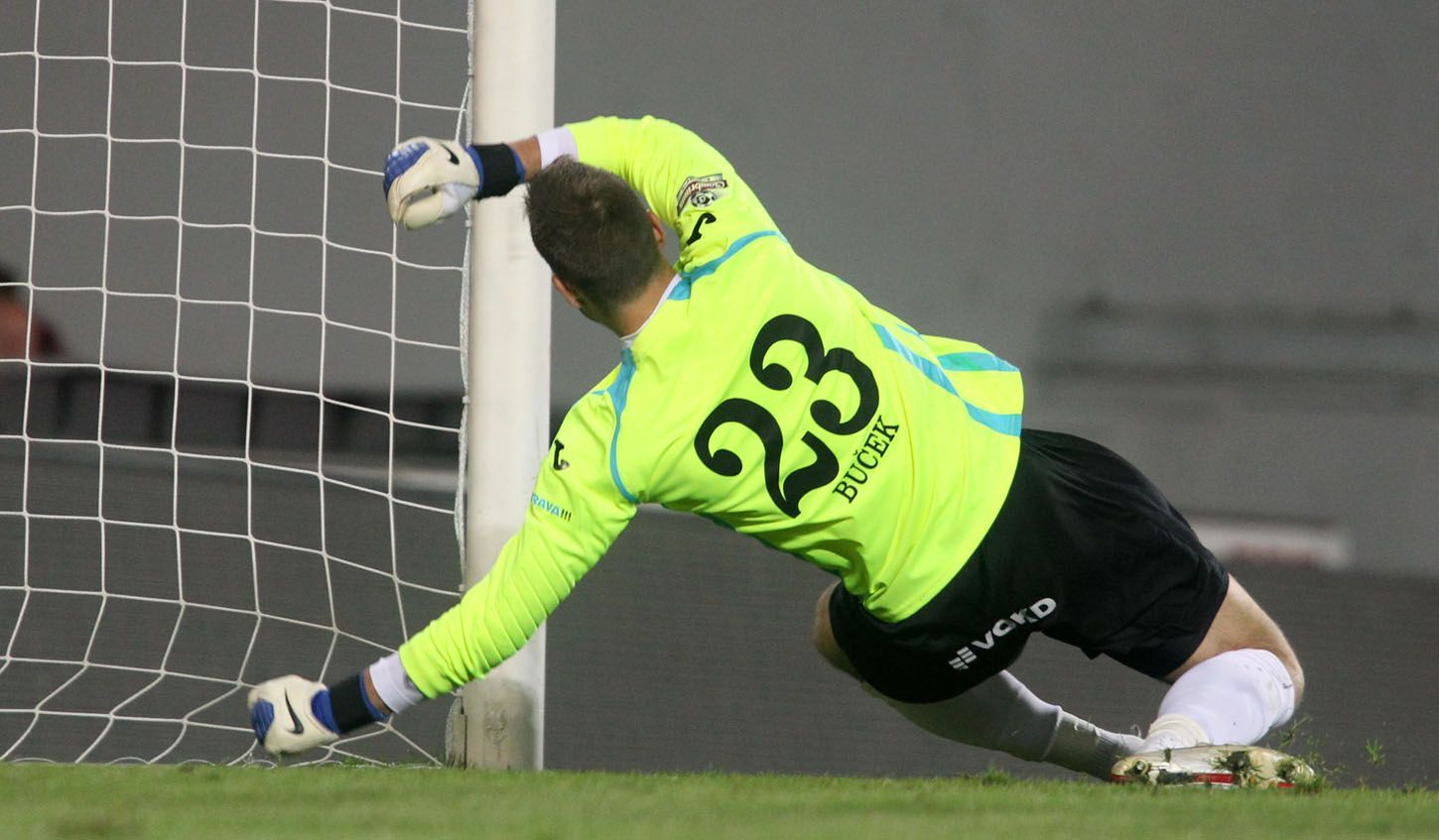 Fotbalový brankář Baníku Ostrava Antonín Buček inkasuje gól v utkání 10. kola Gambrinus ligy 2012/13 proti Spartě Praha.