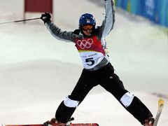 Česká akrobatická lyžařka Nikola Sudová v olympijském finále jízdy v boulích.